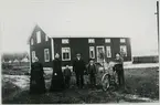 Möklinta sn, Sala.
Familjen Ferner utanför bostaden i Skräddarbo. Bredvid står en äldre kvinna. C:a 1900.