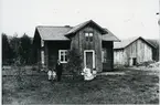 Möklinta sn, Sala.
Man och kvinna med fem barn utanför bostaden. Början av 1900-talet.