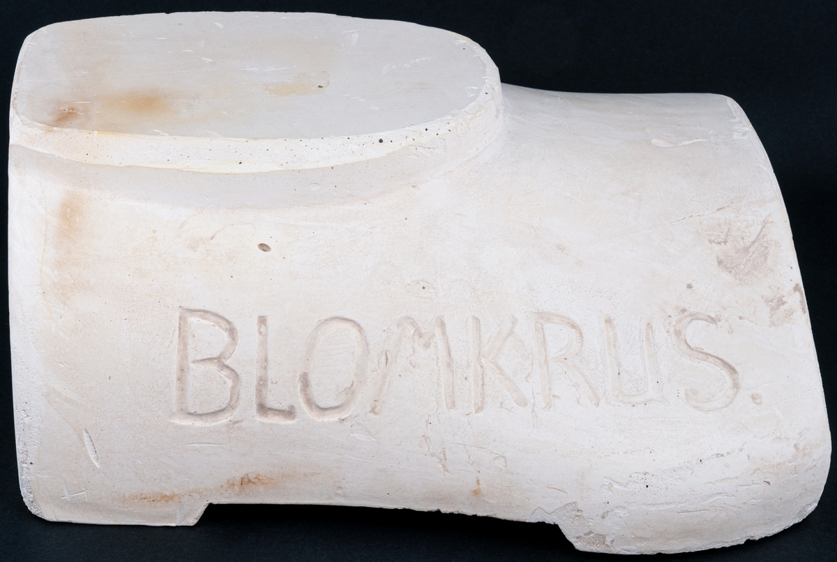 Gjutform i gips till blomkrus, Gefle Porslinsfabrik, modell E. Två delar. (Detta krus har bl a använts med dekoren "Mullbär.) Krus E tillverkat 1943-1964, formgivare Ruben Wallström.