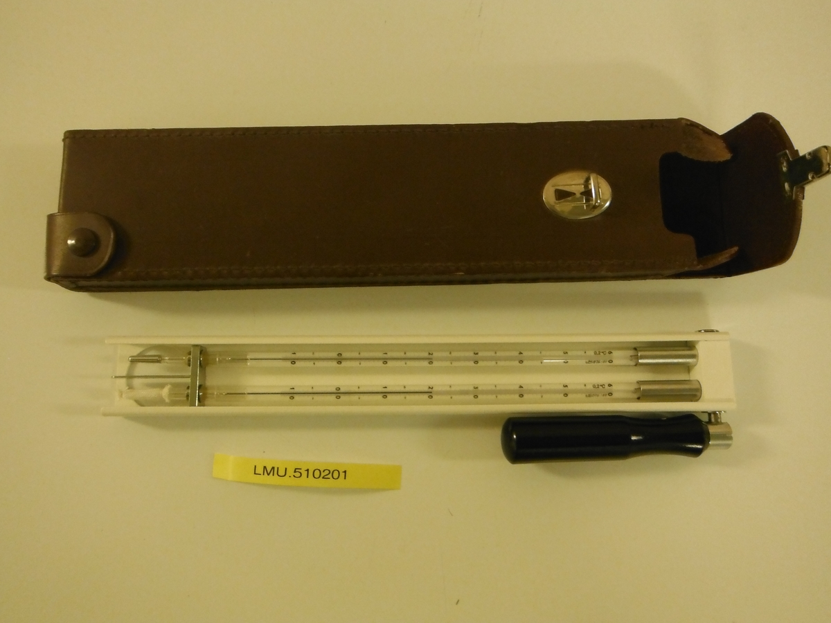 Termometer. To glassrør med kvikksølvsøyle.