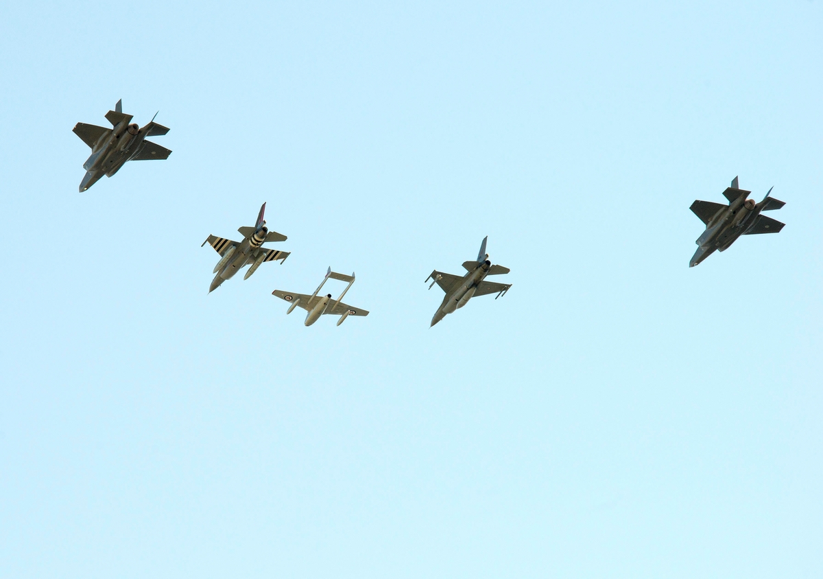 F-16 og Spitfire med nasjonal rundell som bakgrunn.