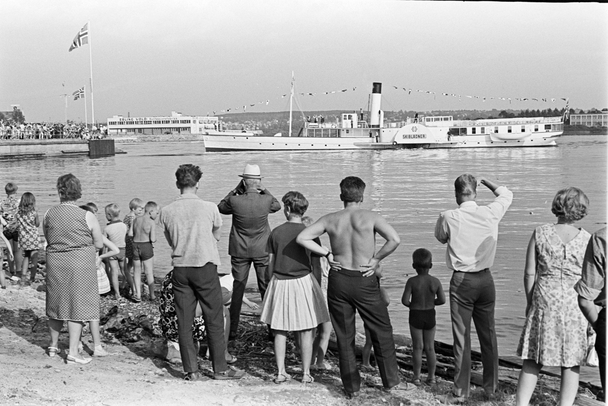 Hamar Brygge, "Brygga" Skibladners åpningtur i juni 1969. Pyntet med norske flagg og masse folk.