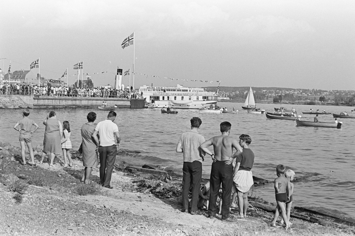 Hamar Brygge, "Brygga" Skibladners åpningtur i juni 1969. Pyntet med norske flagg og masse folk, robåter, passbåter, mjøsbåter,