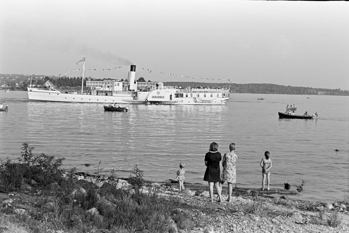 Hamar Brygge, "Brygga" Skibladners åpningtur i juni 1969. Pyntet med norske flagg og masse folk.
