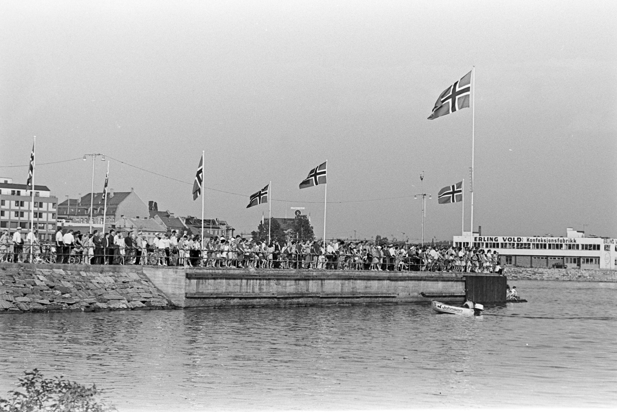 Hamar Brygge, "Brygga" Skibladners åpningtur i juni 1969. Pyntet med norske flagg og masse folk.