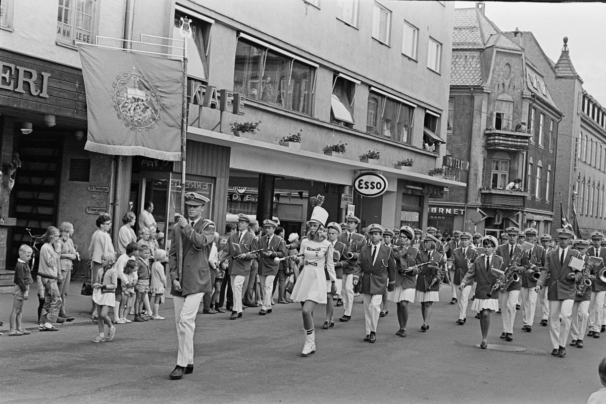 Musikkfestival, Hamar. Vangsvegen, ukjent musikkorps, fane,