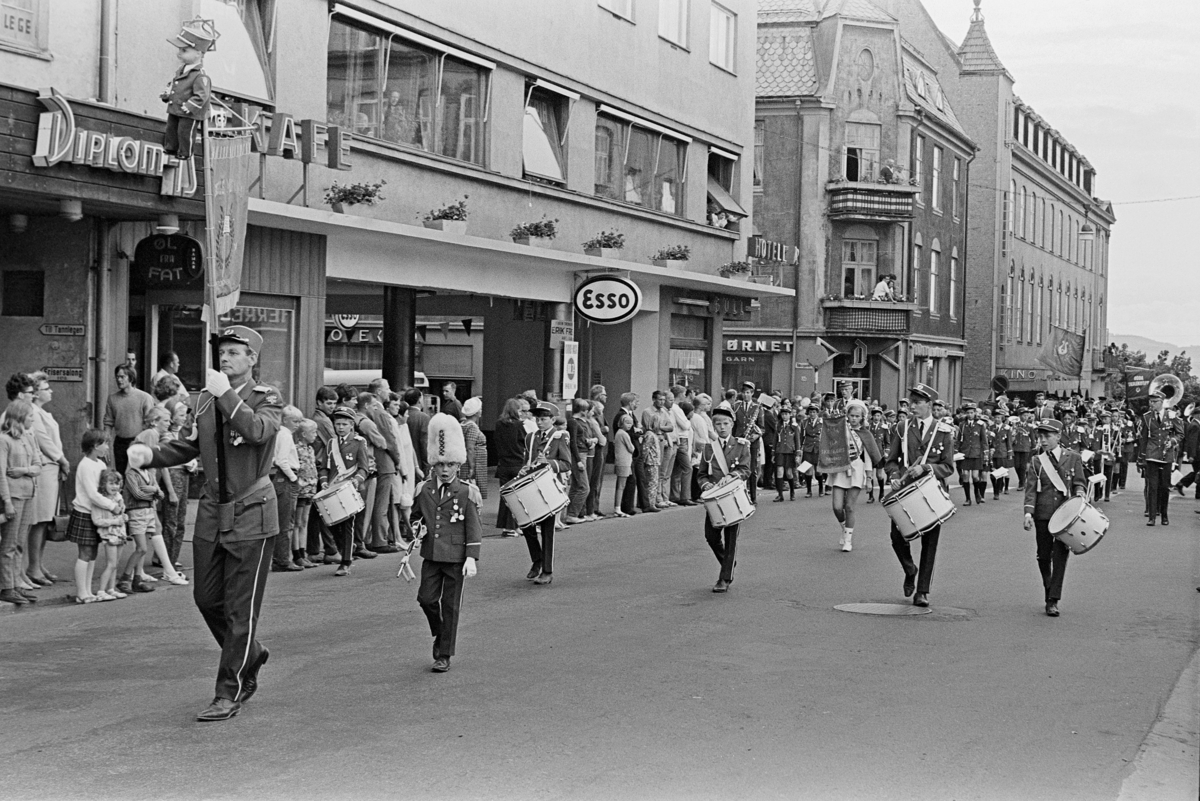 Musikkfestival, Hamar. Vangsvegen, ukjent musikkorps, fane,