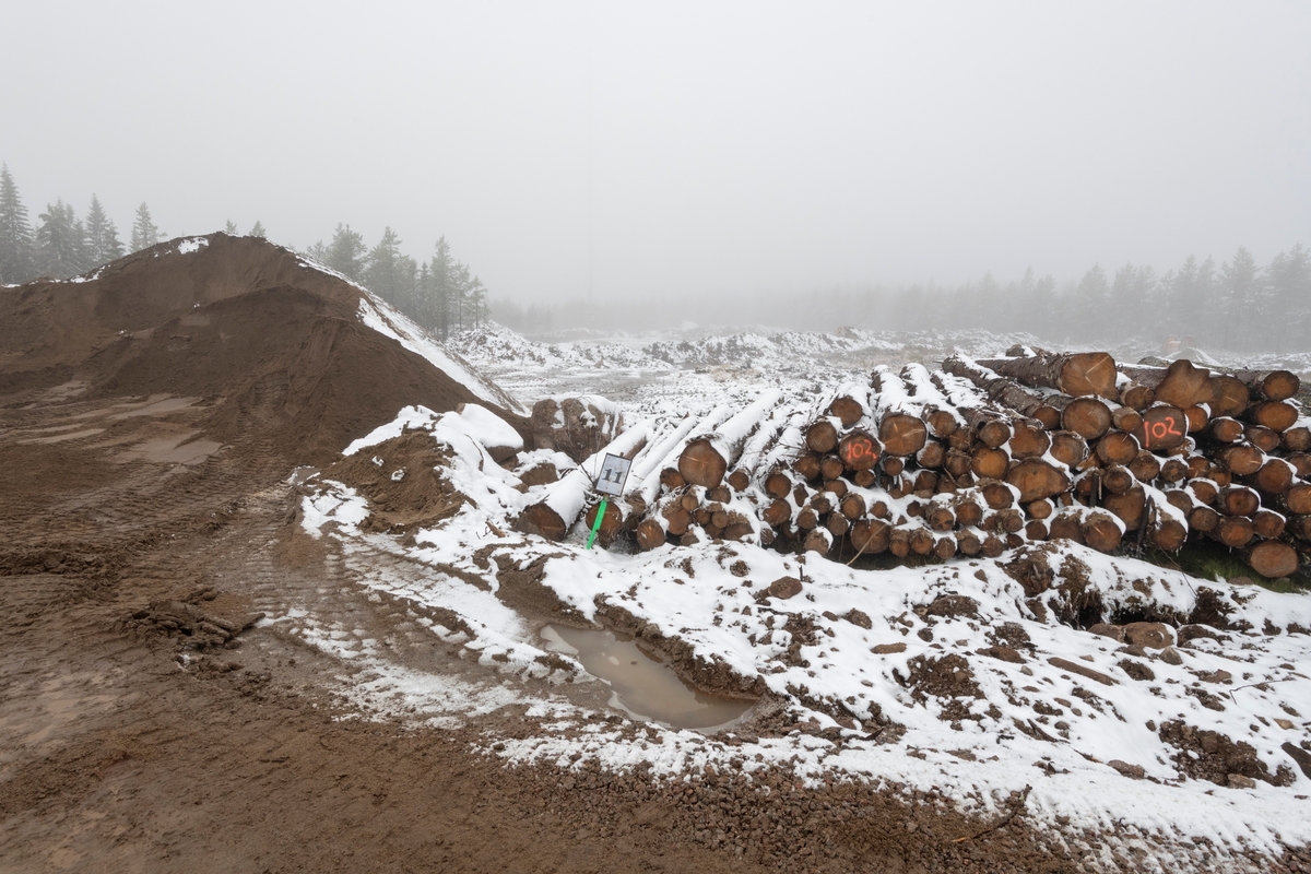 Vindkraftutbygging på Finnskogen. Bygging av Kjølberget vindkraftverk, Våler kommune, Hedmark. Anleggsarbeid. Anleggsområde. Bildet er tatt i retning stedet hvor vindturbin 11/ K. 1033 skulle bygges.