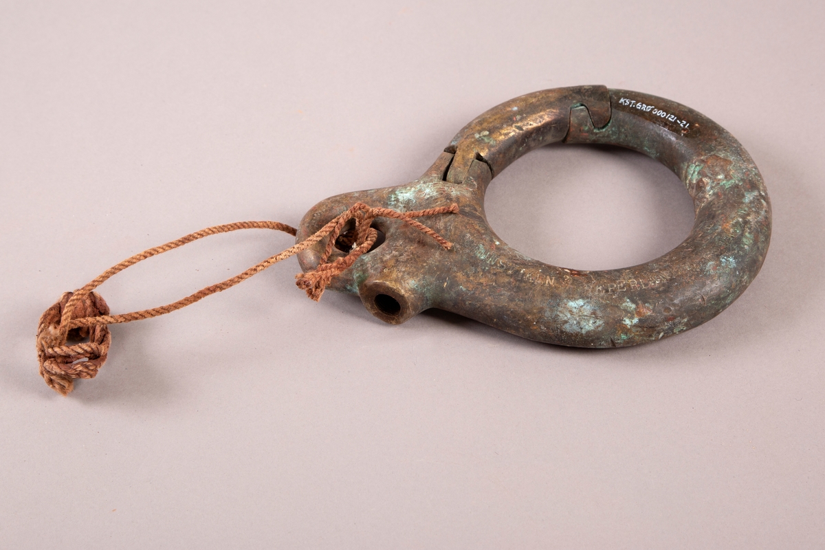 Samling ringer brukt under fiske med ringnot

Ei ringnot er et fiskeredskap som brukes for å fange stimfisker. Den består av ei stor not som settes rundt stimen og snurpes sammen i bunnen. I norske farvann brukes ringnot for å fiske sild, brisling, makrell, lodde, sei og kolmule.

Den eldste typen er snurpenot og ble brukt fra fartøyer kalt snurpere fram til ca. 1965. Nota ble dratt sammen fra småbåter (doryer) og fortøyd langs sida av snurperen. Fangsten ble tatt om bord i snurperen ved hjelp av en håv.

På midten av 1960-tallet overtok ringnotsnurperne. De setter og tar sammen nota fra hekken av båten med kraftblokk eller notvinsjer. Nota har blylodd og flytelegemer av plast så den skal flyte riktig. Snurpelina er en stålvaier. Fisken pumpes ofte ombord ved hjelp av ei fiskepumpe. Ringnot og kraftblokk ble introdusert i fiskeflåten på midten av sekstitallet som en videreutvikling av den eldre snurperen med doryer. Wikipedia 28.10.2019