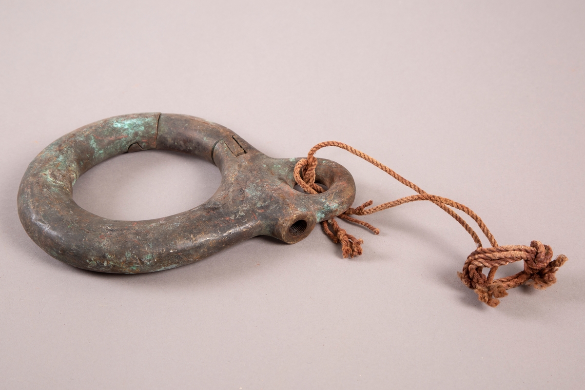 Samling ringer brukt under fiske med ringnot

Ei ringnot er et fiskeredskap som brukes for å fange stimfisker. Den består av ei stor not som settes rundt stimen og snurpes sammen i bunnen. I norske farvann brukes ringnot for å fiske sild, brisling, makrell, lodde, sei og kolmule.

Den eldste typen er snurpenot og ble brukt fra fartøyer kalt snurpere fram til ca. 1965. Nota ble dratt sammen fra småbåter (doryer) og fortøyd langs sida av snurperen. Fangsten ble tatt om bord i snurperen ved hjelp av en håv.

På midten av 1960-tallet overtok ringnotsnurperne. De setter og tar sammen nota fra hekken av båten med kraftblokk eller notvinsjer. Nota har blylodd og flytelegemer av plast så den skal flyte riktig. Snurpelina er en stålvaier. Fisken pumpes ofte ombord ved hjelp av ei fiskepumpe. Ringnot og kraftblokk ble introdusert i fiskeflåten på midten av sekstitallet som en videreutvikling av den eldre snurperen med doryer. Wikipedia 28.10.2019