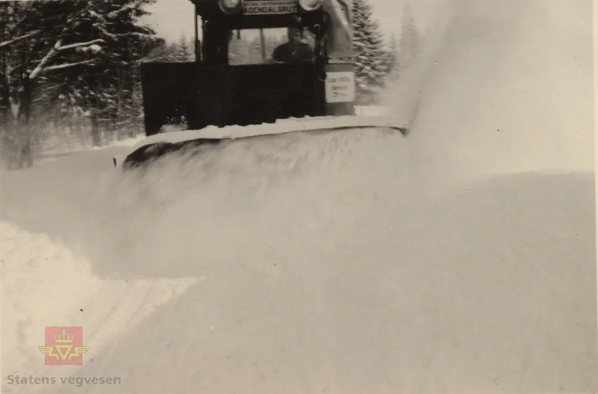 Høgsveens roterende snøplog påmontert 1,8 tonn Traffic lastebil med sin spesielle radiatorfasong, panserside og hjul. Den kjørte "Laagendalsruten" fra Statens Automobilruter  i Lågendalen 1927-1928. 
Refererer til "Meddelelser fra Vegdirektøren", Nr. 12-1928, jf. "Nyere snerydningsmetoder. Forsøk med roterende sneploger i Lågendalsruten. Av driftsbestyrer Sigurd Hagen. Der omtales to roterende ploger. Den ene roterende sneplog var den amerikanske "Snow King", anskaffet av og stillet til disposisjon for Lågendalsruten av Vestfold Fylkes Veivesen. Den andre en norsk utførelse, konstruert og forarbeidet av rutens reparatør, Ivar Høgsveen. 
Bilde 2) Traffic lastebil som ble brukt til å prøve ut Høgsveen roterende sneplog.   
Se også NVM 00-F-33674  i Relasjon/Relaterte objekter.  En FWD 1918 modell med kjennetegn Z-1810 var registrert på NSB-selskapet Lågendalsruten, Larvik.  
Ref. til Meddelelser fra Veidirektøren Nr. 10- og Nr. 11-1931: "Snerydningen på våre veier vinteren 1930-1931".