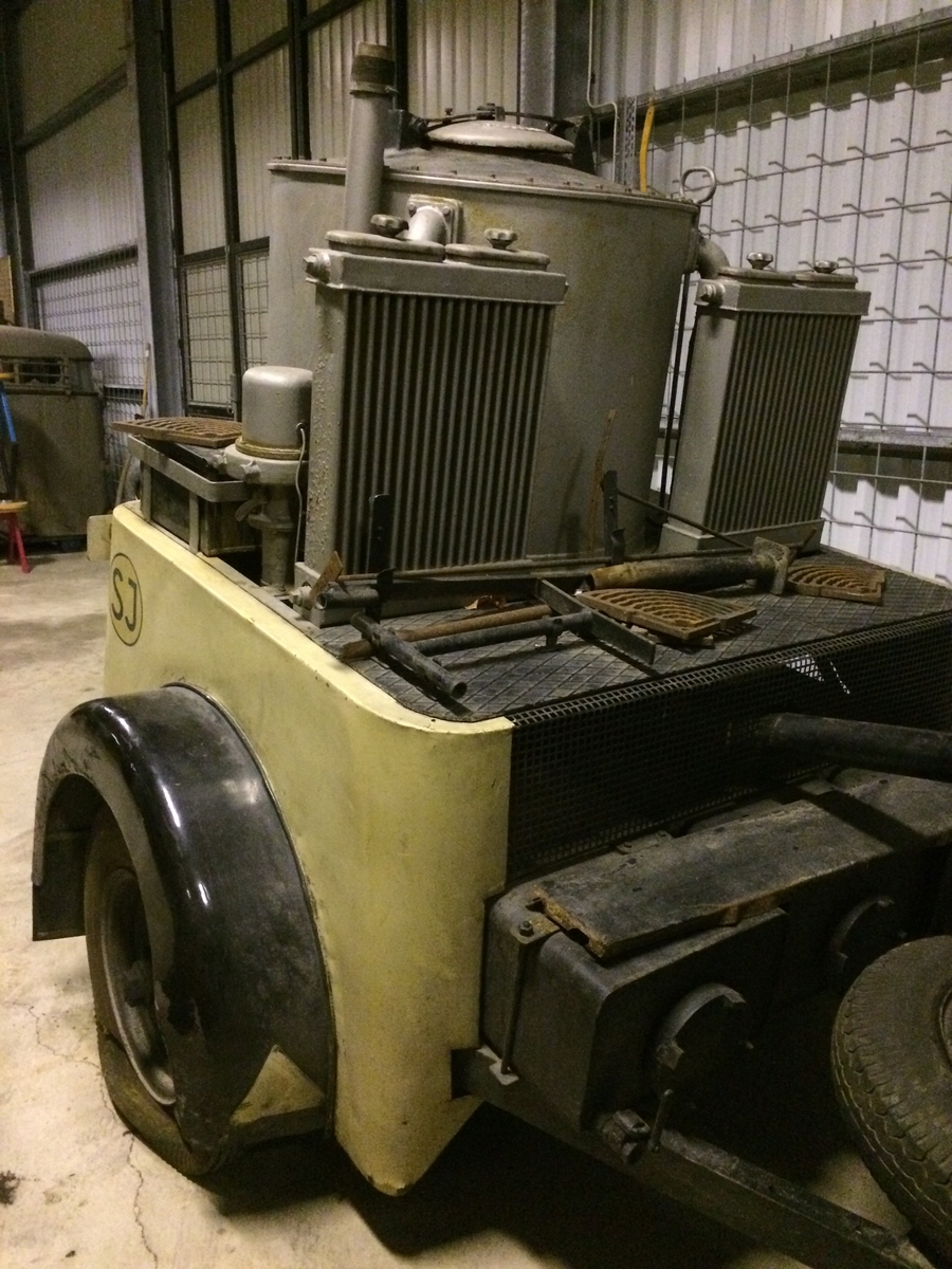 Släpvagn till buss med gengasaggregat för vedgas. SJ inventarienummer 8332.