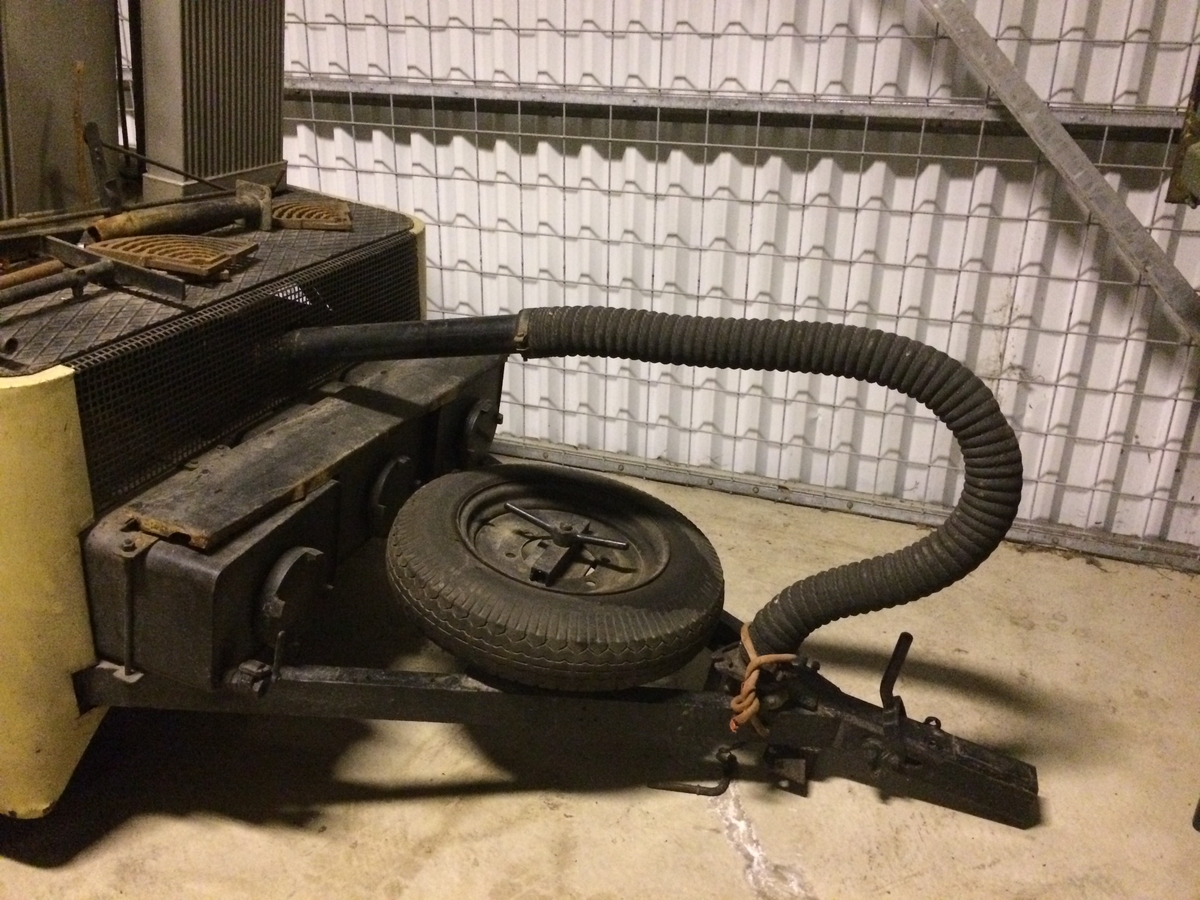 Släpvagn till buss med gengasaggregat för vedgas. SJ inventarienummer 8332.