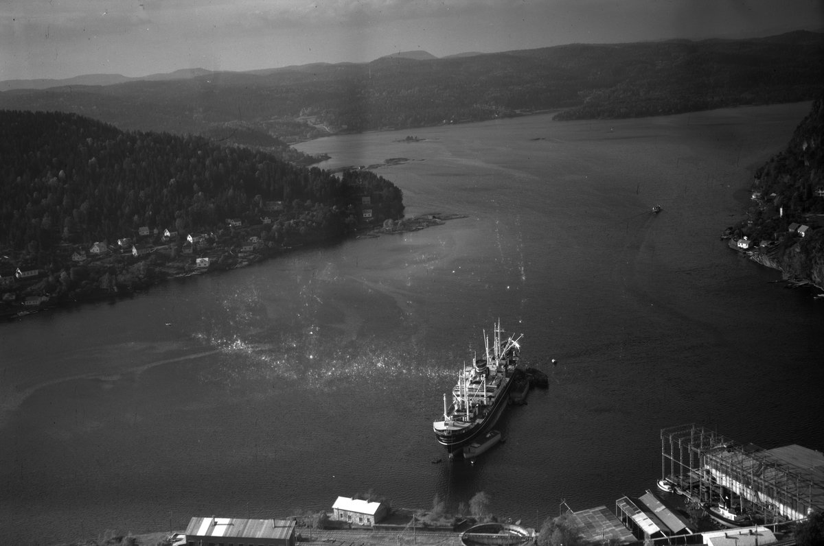 Flyfotoarkiv fra Fjellanger Widerøe AS, fra Porsgrunn Kommune. Porsgrunn. Trosvik verksted, Brevik  Fotografert av Otto Hansen, 13.10.1955. Vi ser M.S. Toubadour av Tønsberg. Eiet av Wilh. Wilhelmsen rederi