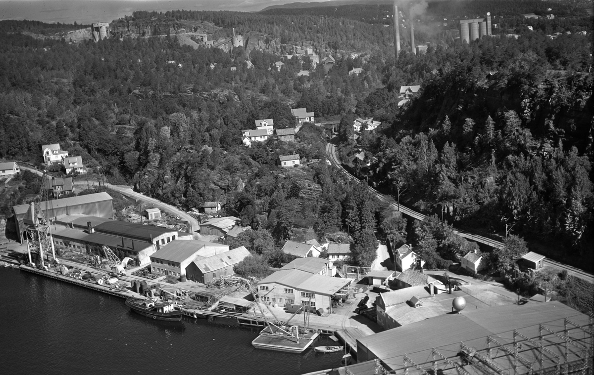 Flyfotoarkiv fra Fjellanger Widerøe AS, fra Porsgrunn Kommune. Trosvik verksted i Brevik. Fotografert av J. Kruse 08.08.1959.