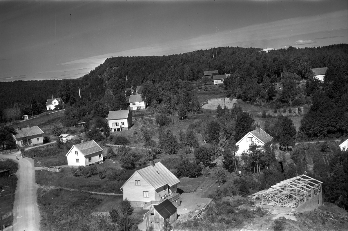 Flyfotoarkiv fra Fjellanger Widerøe AS, fra Porsgrunn Kommune. Løvsjø, Heistad. Fotografert av J. Kruse 08.08.1959.