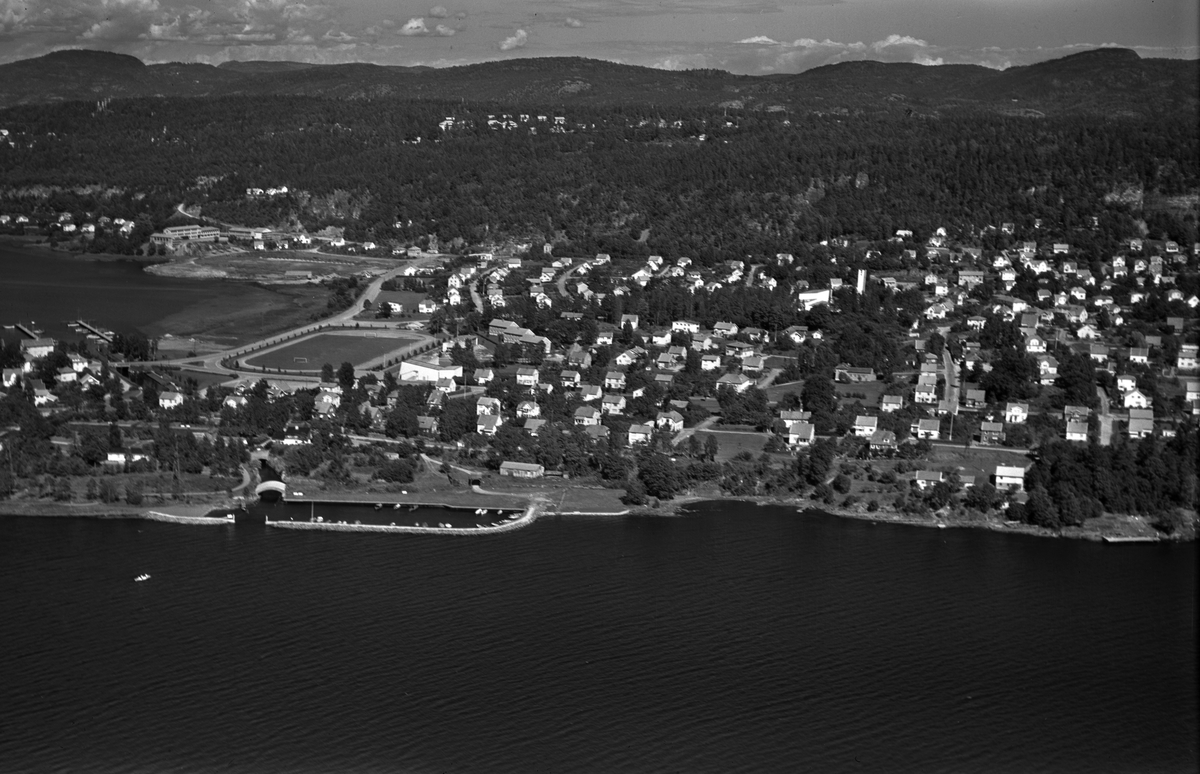 Flyfotoarkiv fra Fjellanger Widerøe AS, fra Porsgrunn Kommune. Herøya. Fotografert av E. Jaquet 30.07.1961.