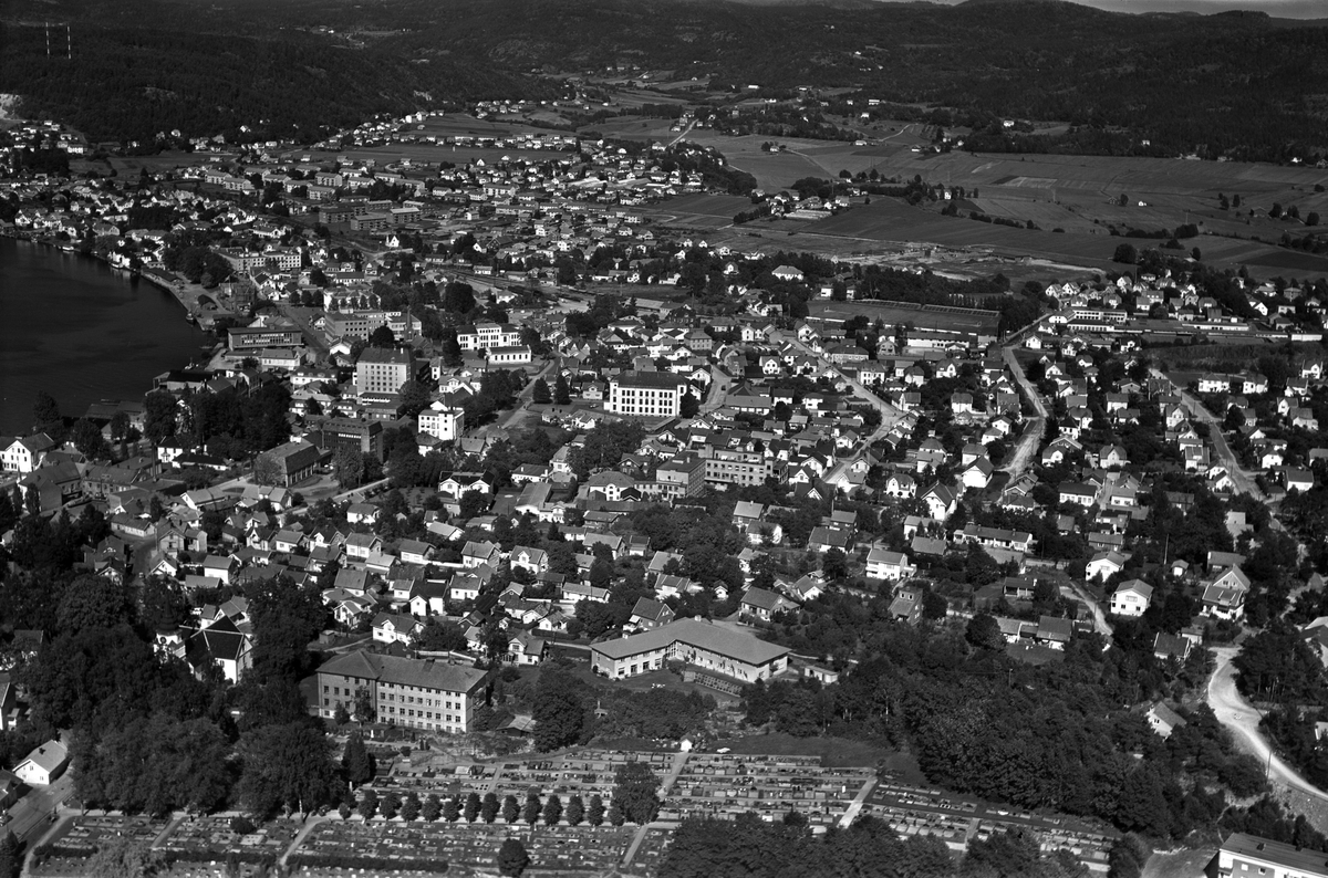 Flyfotoarkiv fra Fjellanger Widerøe AS, fra Porsgrunn Kommune. Porsgrunn sentrum. Fotografert av E. Jaquet 27.07.1963.