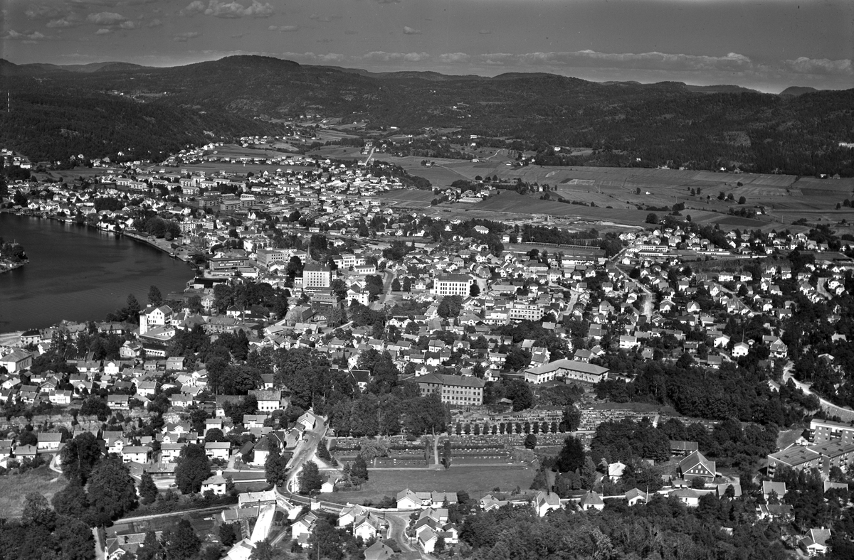 Flyfotoarkiv fra Fjellanger Widerøe AS, fra Porsgrunn Kommune. Porsgrunn sentrum. Fotografert av E. Jaquet 27.07.1963.