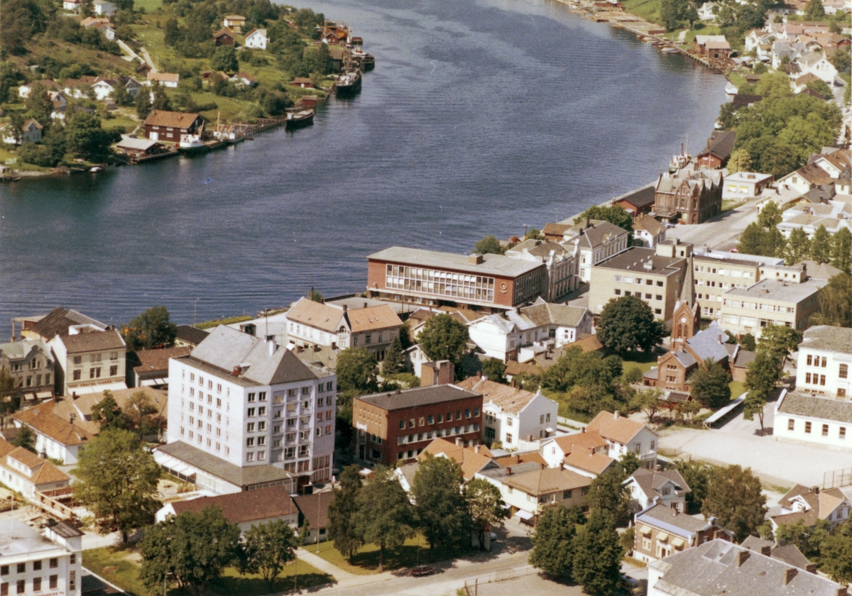 Flyfotoarkiv fra Fjellanger Widerøe AS, fra Porsgrunn Kommune. Vi ser Hotel Vic, Metodistkirken og det nybygde Sentrumsbygget. Fotografert 15.06.1961