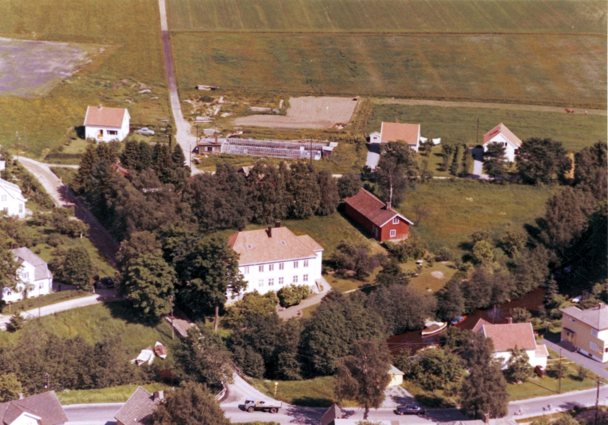 Flyfotoarkiv fra Fjellanger Widerøe AS, fra Porsgrunn Kommune, Grenlandsgate. Vi ser herskapshuset Elverhøy, bygget av Severin Løvenskjold som sommerresidens sent på 1700 tallet. Fotografert 15.06.61