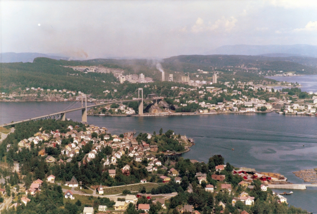 Flyfotoarkiv fra Fjellanger Widerøe AS, fra Porsgrunn Kommune, Stathelle og Brevik. Fotografert 24.07.68