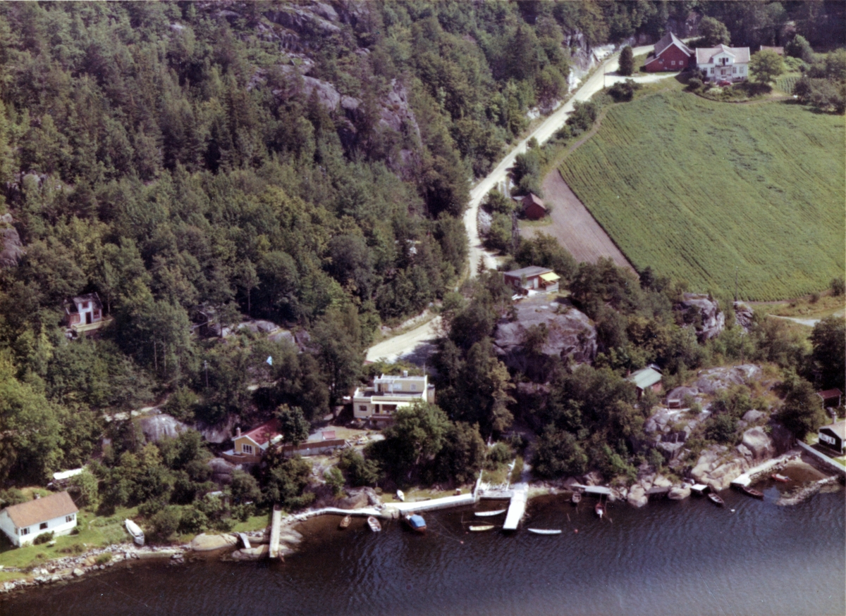 Flyfotoarkiv fra Fjellanger Widerøe AS, fra Porsgrunn Kommune, Solhøy, Bergsbygda. Fotografert 24.07.68