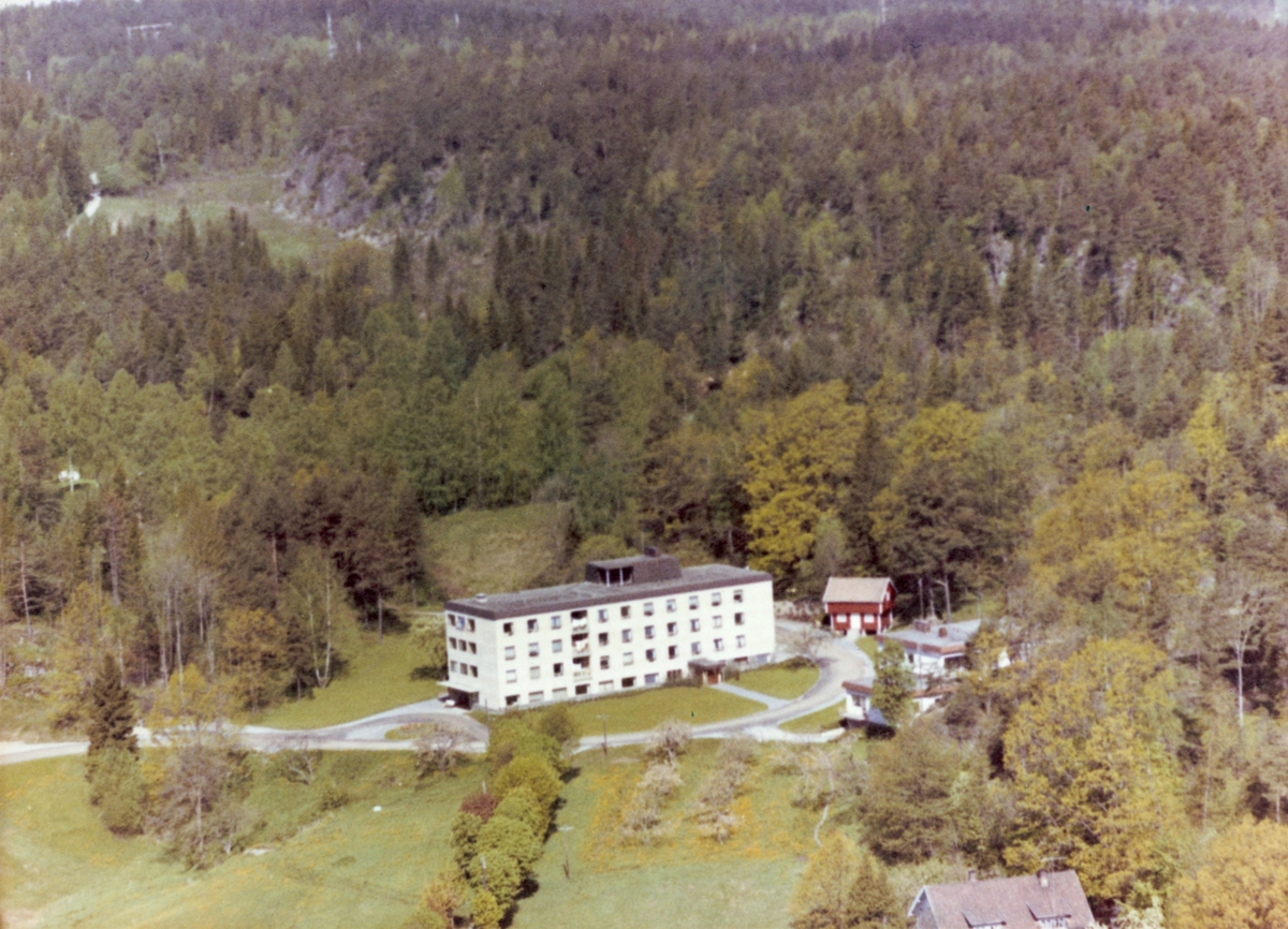 Flyfotoarkiv fra Fjellanger Widerøe AS, fra Porsgrunn Kommune, Nystrand, Mule Pleiehjem. Fotografert 04.06.62