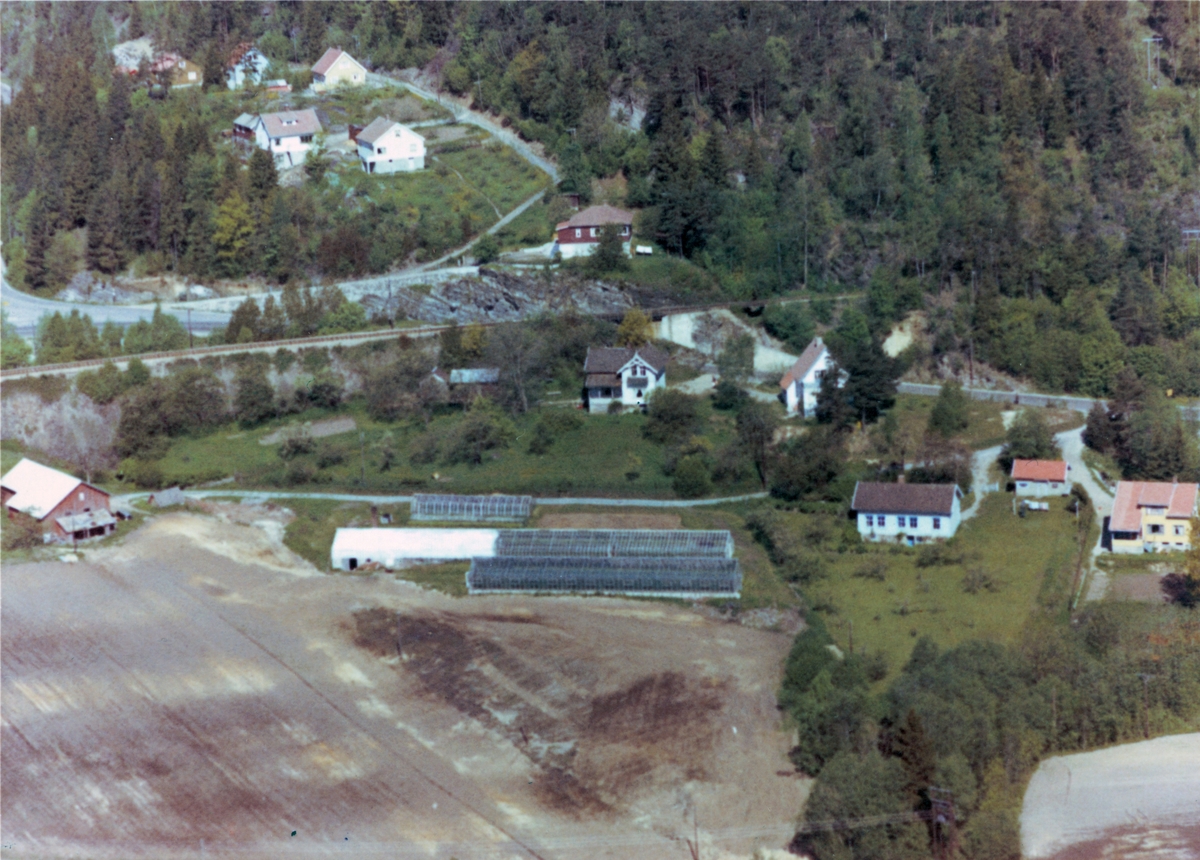 Flyfotoarkiv fra Fjellanger Widerøe AS, fra Porsgrunn Kommune, Skjelsvik. Fotografert 04.06.62