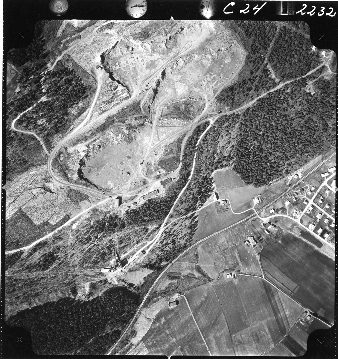 Flyfotoarkiv fra Fjellanger Widerøe AS, fra Porsgrunn Kommune, Bjørntvedt, Vallermyrene, Eidangerhalvøya. Fotografert 16/05-1962. Oppdrag nr 2232, C24