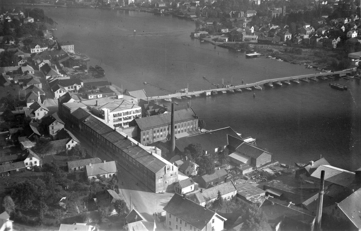 Flyfotoarkiv fra Fjellanger Widerøe AS, fra Porsgrunn Kommune, Porsgrunn Porselensfabrikk. Fotografert 3/10-1951. Fotograf Otto Hansen