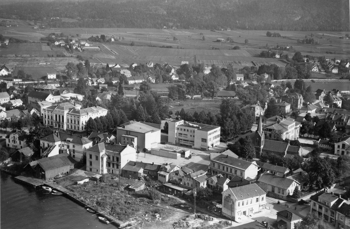 Flyfotoarkiv fra Fjellanger Widerøe AS, fra Porsgrunn Kommune, Oscar Andersen Kjeksfabrikk A/S, og Folkerestauranten Fotografert 3/10-1951. Fotograf Otto Hansen