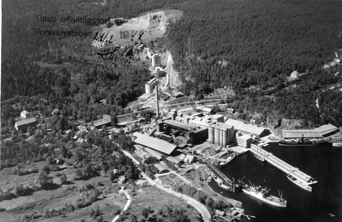 Flyfotoarkiv fra Fjellanger Widerøe AS, fra Porsgrunn Kommune, Dalen Portland Cementfabrik, Brevik. Fotografert ca. 1947 av Romnes i Norsk Luftfoto A/S