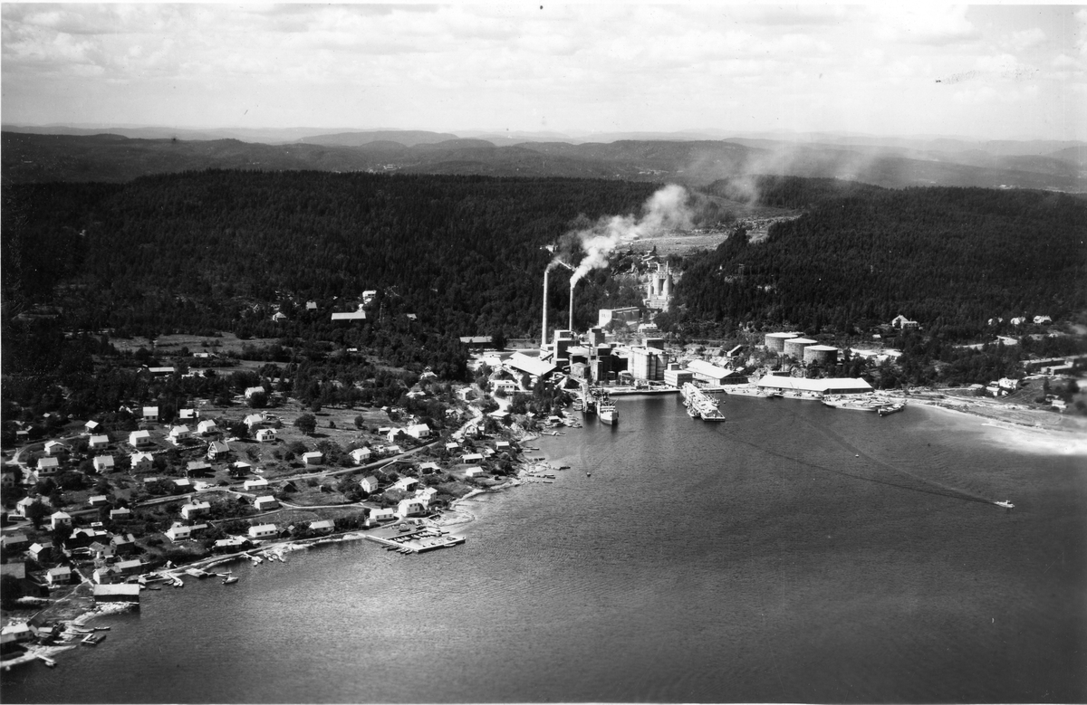 Flyfotoarkiv fra Fjellanger Widerøe AS, fra Porsgrunn Kommune, Dalen Portland Cementfabeik A/S, Brevik. Fotografert 10.07-1948 av Vilhelm Skappel