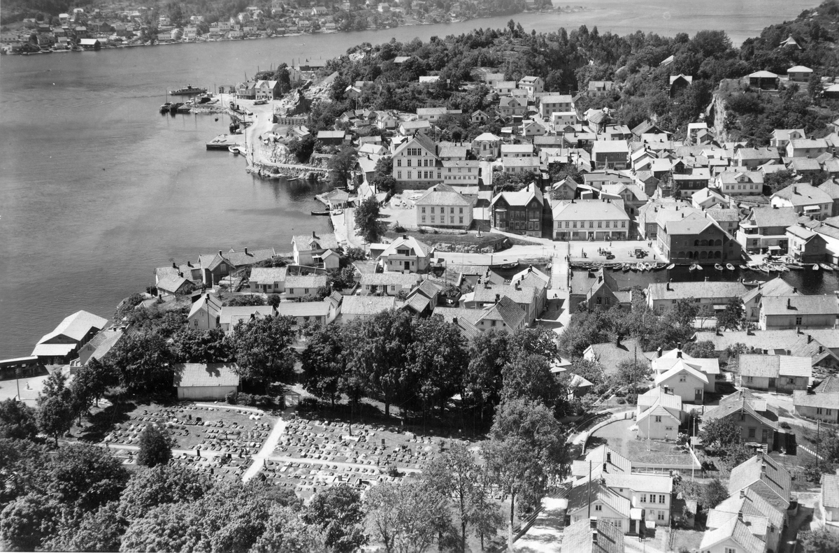 Flyfotoarkiv fra Fjellanger Widerøe AS, fra Porsgrunn Kommune, Bybilde Brevik. Fotografert 18.06.1949 av Vilhelm Skappel