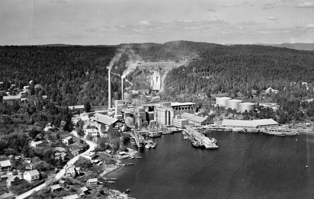 Flyfotoarkiv fra Fjellanger Widerøe AS, fra Porsgrunn Kommune, Dalen Portland Cementfabrik A/S, Brevik. Fotografert. 30.05.1951 av Vilhelm Skappel