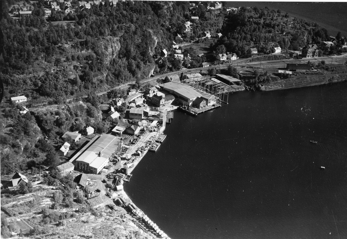 Flyfotoarkiv fra Fjellanger Widerøe AS, fra Porsgrunn Kommune. Trosvik Mekaniske Verksted, Brevik, Fotografert. 19.09.1954 av Otto Hansen