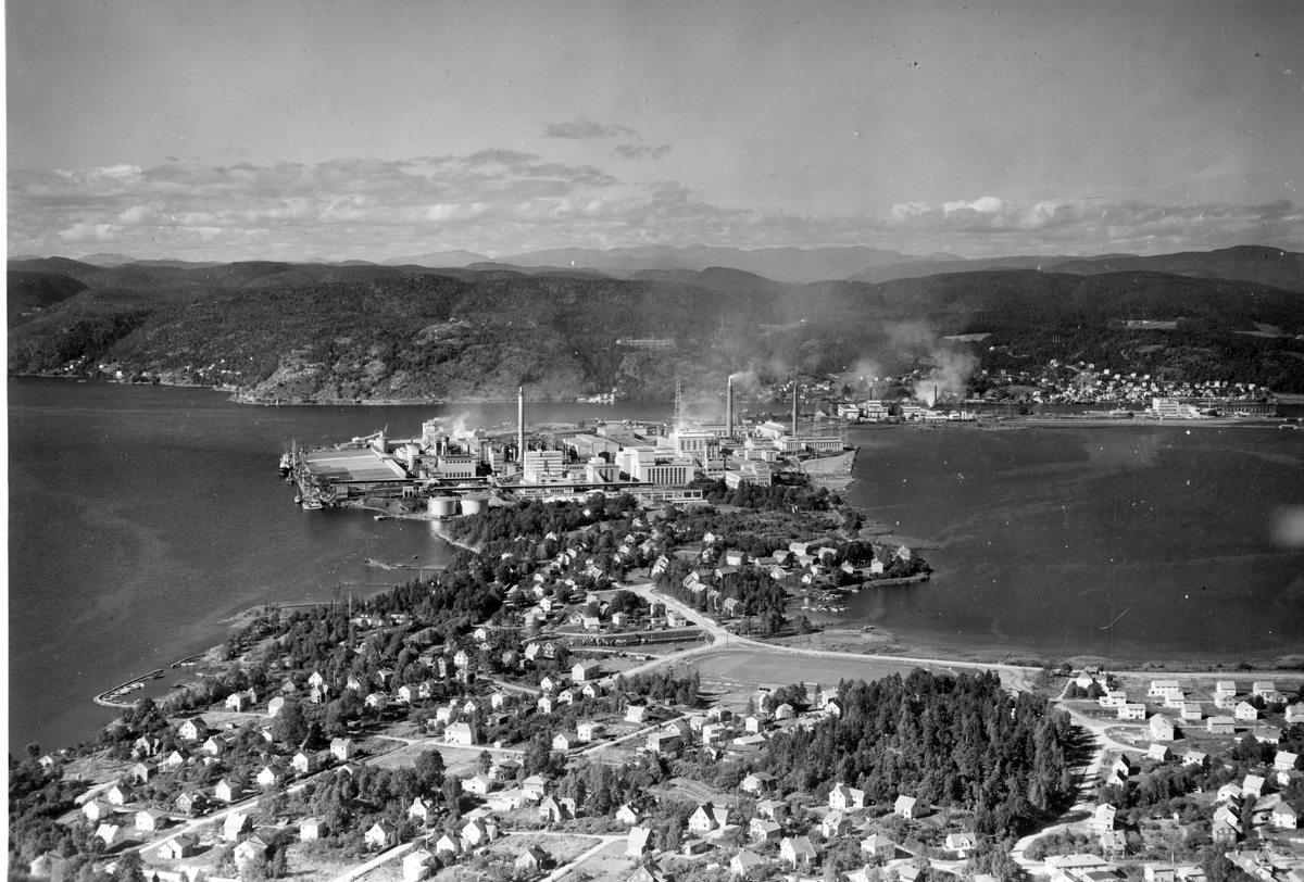 Flyfotoarkiv fra Fjellanger Widerøe AS, fra Porsgrunn Kommune. Norsk Hydro, Herøya, Fotografert. 19.09.1954 av Otto Hansen