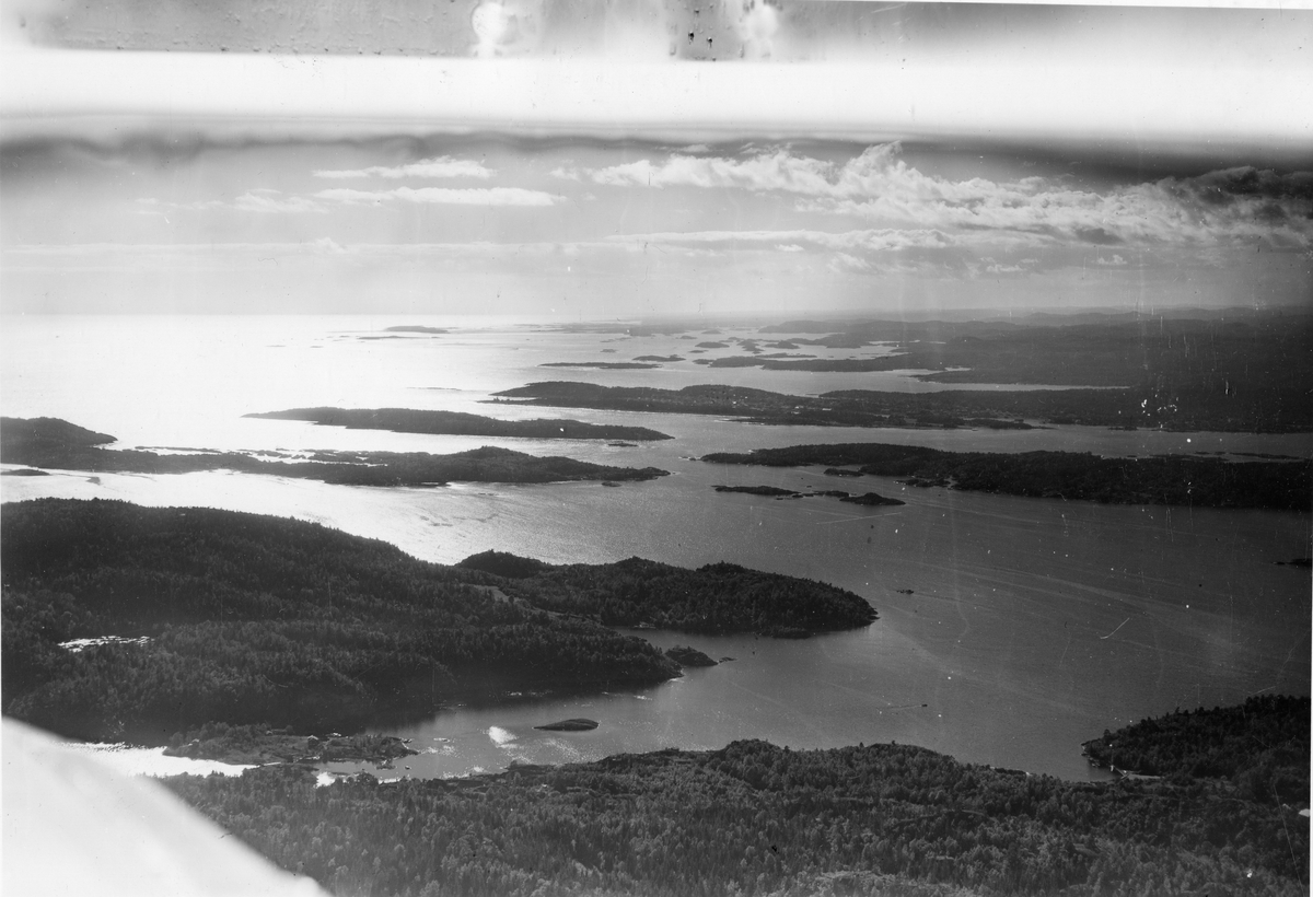 Flyfotoarkiv fra Fjellanger Widerøe AS, fra Porsgrunn Kommune. Langesundsfjorden. Fotografert 19.09.1954 av Otto Hansen