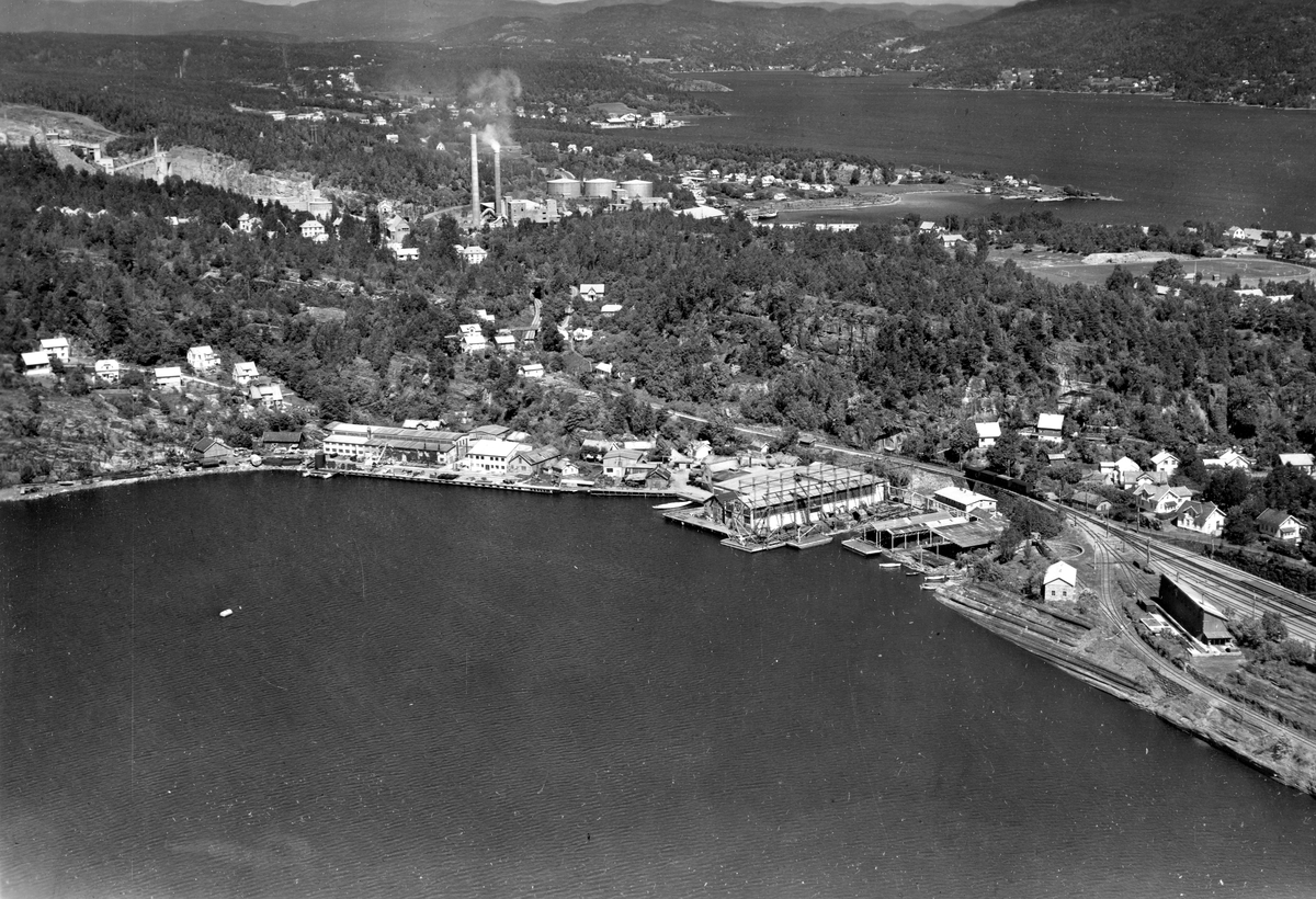 Flyfotoarkiv fra Fjellanger Widerøe AS, fra Porsgrunn Kommune. Trosvik Verksted, Brevik. Fotografert 18.06.1955 Fotograf Vilhelm Skappel