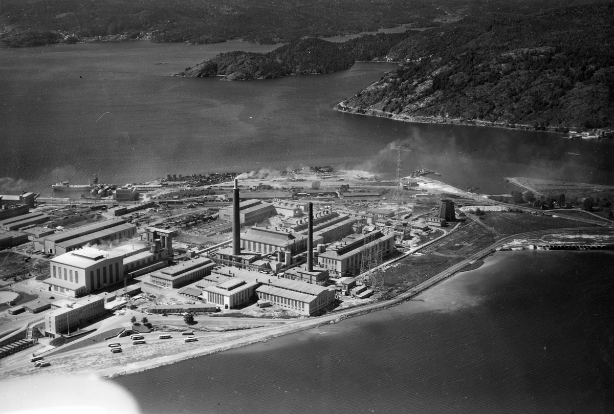 Flyfotoarkiv fra Fjellanger Widerøe AS, fra Porsgrunn Kommune. Norsk Hydro, Herøya. Fotografert 18.06.1955 Fotograf Vilhelm Skappel