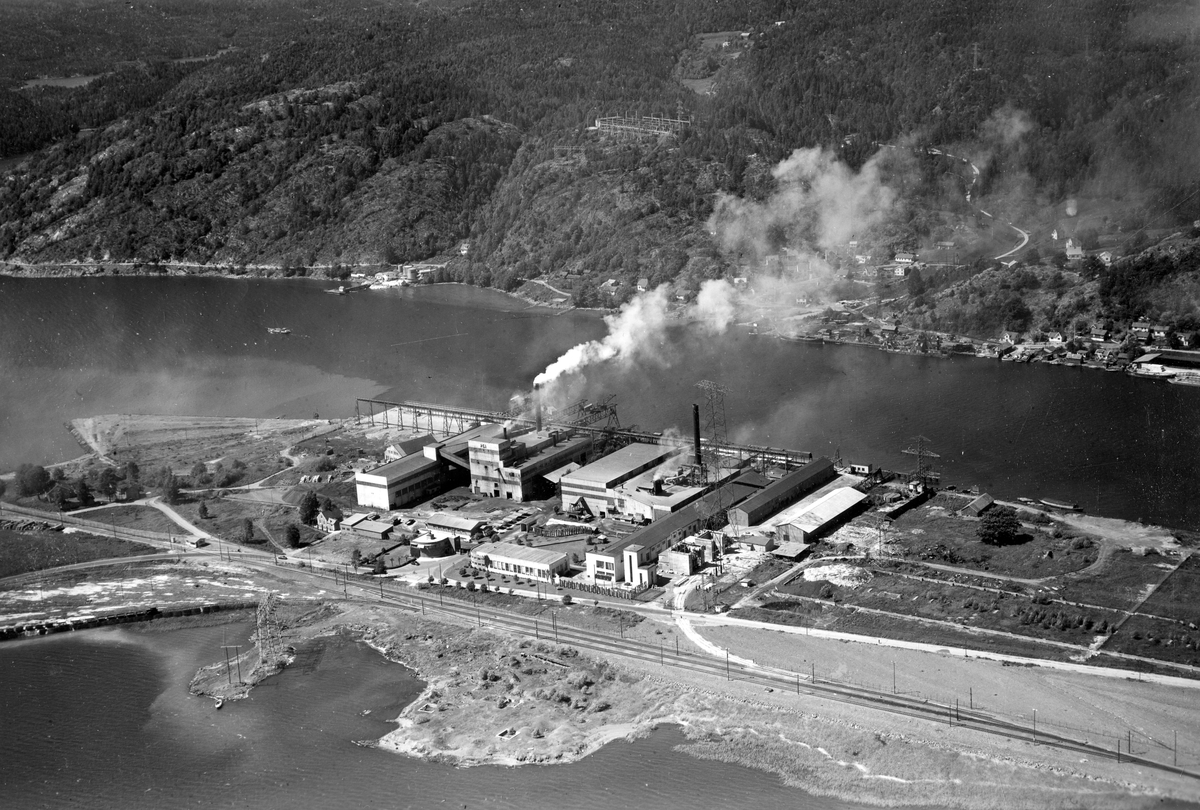 Flyfotoarkiv fra Fjellanger Widerøe AS, fra Porsgrunn Kommune. Porsgrunn Elektrometalurgiske A/S. Fotografert 18.06.1955 Fotograf Vilhelm Skappel