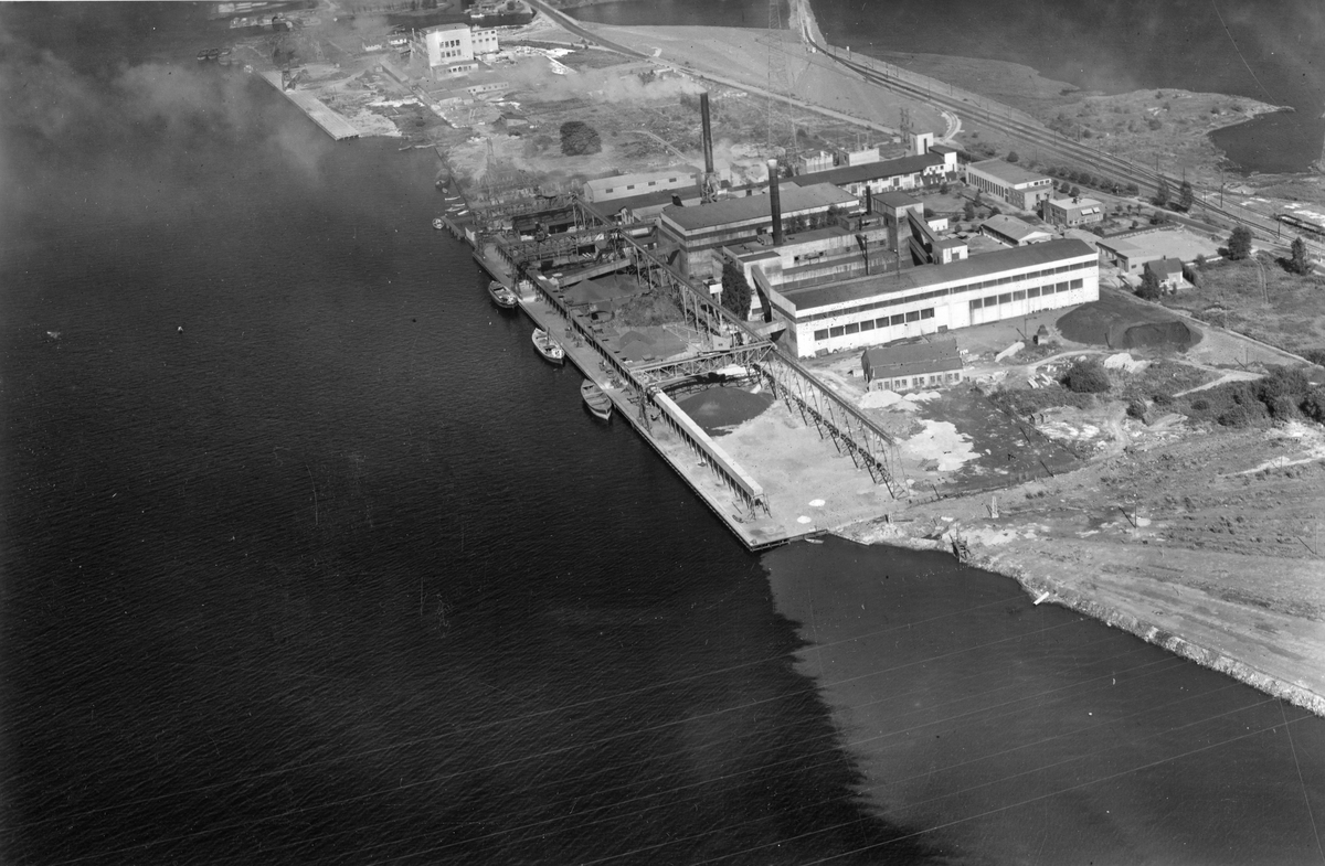 Flyfotoarkiv fra Fjellanger Widerøe AS, fra Porsgrunn Kommune.  Porsgrunn Elektrometallurgiske Fabrikk. Fotografert 18.06.1955 Fotograf Vilhelm Skappel