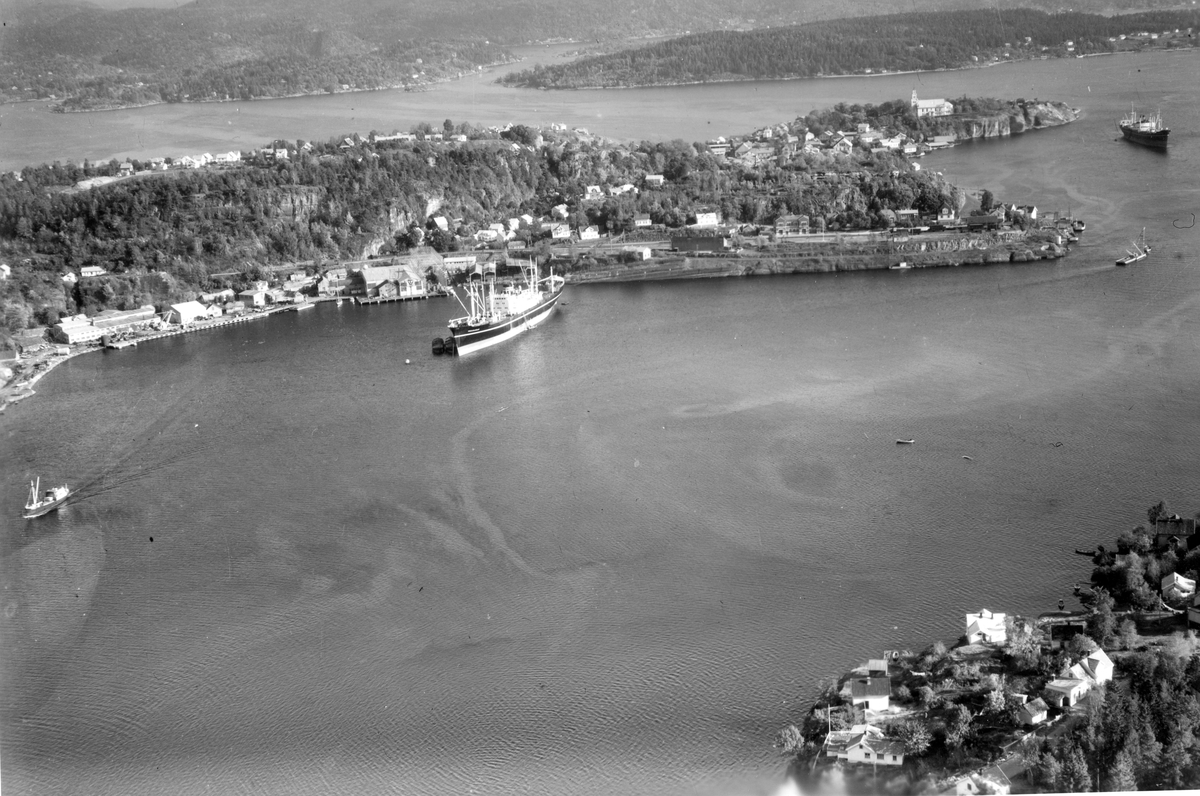 Flyfotoarkiv fra Fjellanger Widerøe AS, fra Porsgrunn Kommune. Trosvik Verksted, Brevik. BReviksfjorden. Eidangerfjorden. Fotografert 13.10.1955. Fotograf Otto Hansen