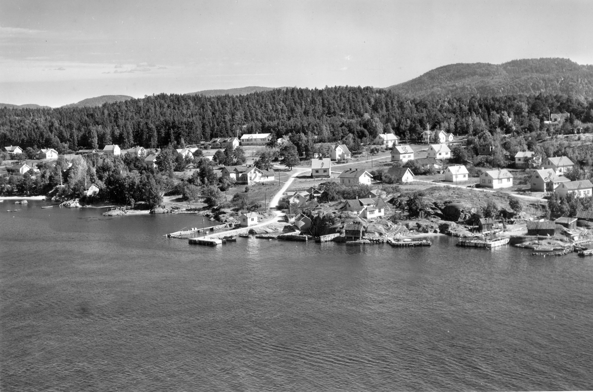 Flyfotoarkiv fra Fjellanger Widerøe AS, fra Porsgrunn Kommune. Sandøya komunale brygge. Fotografert 08.08.1959. Fotograf J Kruse