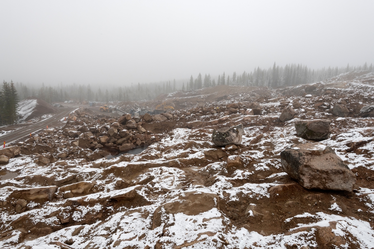 Vindkraftutbygging på Finnskogen. Bygging av Kjølberget vindkraftverk, Våler kommune, Hedmark. Anleggsarbeid. Anleggsområde. Steinbrudd nord for Buberget, hvor det ble tatt ut steinmasse for anlegget.