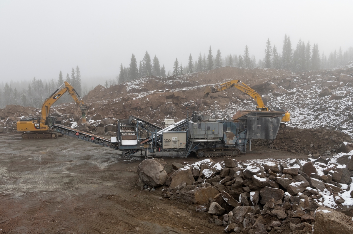 Vindkraftutbygging på Finnskogen. Bygging av Kjølberget vindkraftverk, Våler kommune, Hedmark. Anleggsarbeid. Anleggsområde.  Steinbrudd nord for Buberget, hvor det ble tatt ut steinmasse for anlegget. Steinknusing. Steinknuser.