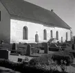 Döderhults kyrka med kyrkogården.