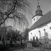 Döderhults kyrka med kyrkogården.