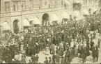 Vykort med motiv över Storgatan under barnens dag i Sundsvall.